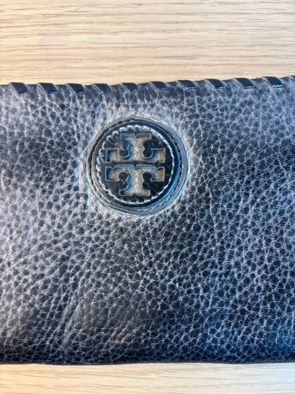 Tory Burch Chelsea Black/Gray‎ Pebbled Leather Zip-Around Wallet Whipstitch Trim